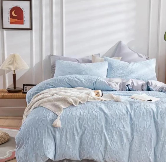 Quel style de chambre convient le mieux à un ensemble de housse de couette de style moderne de couleur unie texturée Nadine ?