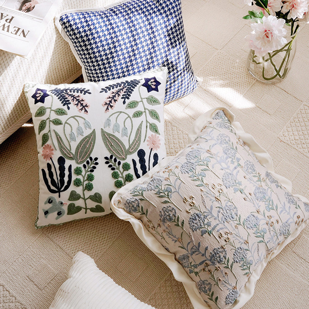 Coussin déco broderie botanique délicate