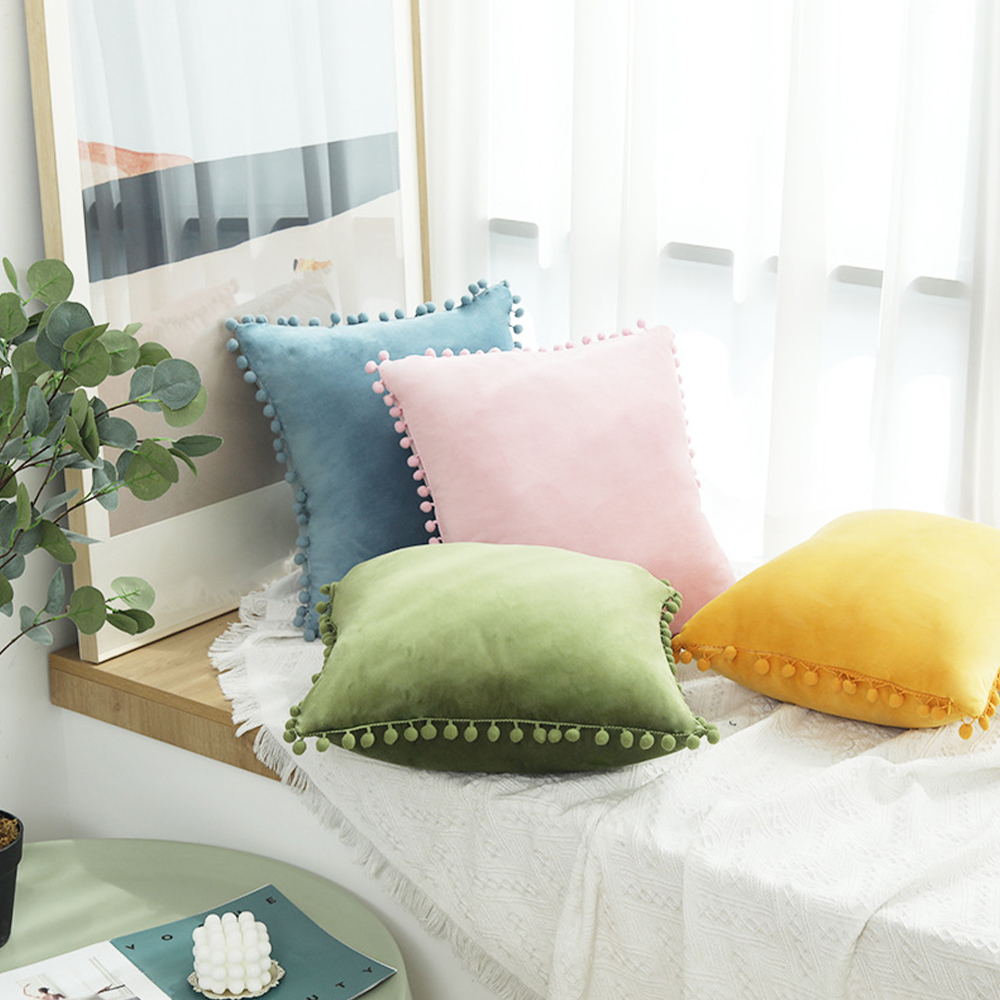 Coussin déco en velours avec frange boule de pompons